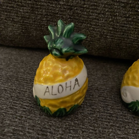 Aloha & Hawaii vintage Hand Painted Salt and Pepper Shakers - Picture 2 of 6